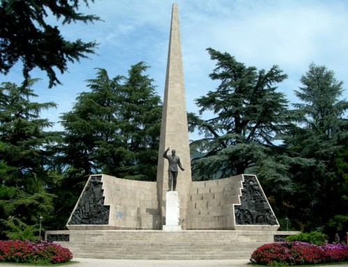 Trento - Omaggio floreale a un grande statista... Trento - Omaggio floreale a un grande statista...