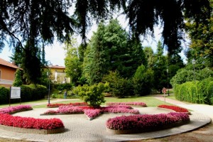 Una variopinta fioritura ti accoglie all’ingresso del Parco Comunale