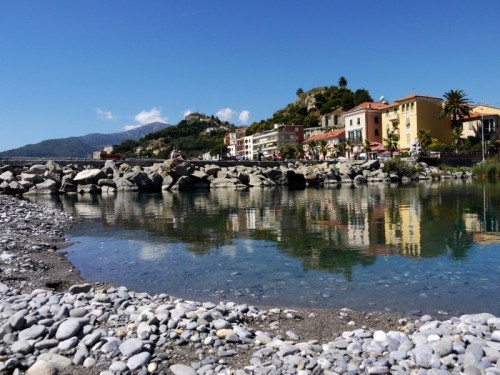 Ventimiglia - Il Roja fa da specchio.... Ventimiglia - Il Roja fa da specchio....