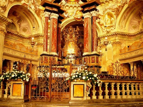 Vicoforte - Il Tempietto al centro del grande emiciclo elittico Vicoforte - Il Tempietto al centro del grande emiciclo elittico