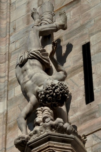 Milano - Legato e a testa in giù