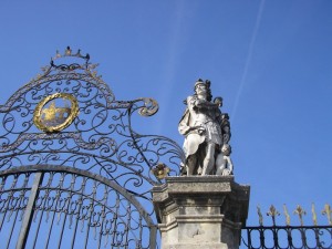 A destra dell’ingresso