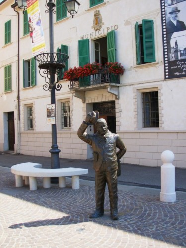 Brescello - il saluto di Peppone