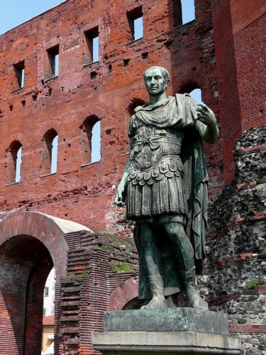 Torino - Giulio Cesare dinnanzi Porta Palatina. Torino - Giulio Cesare dinnanzi Porta Palatina.