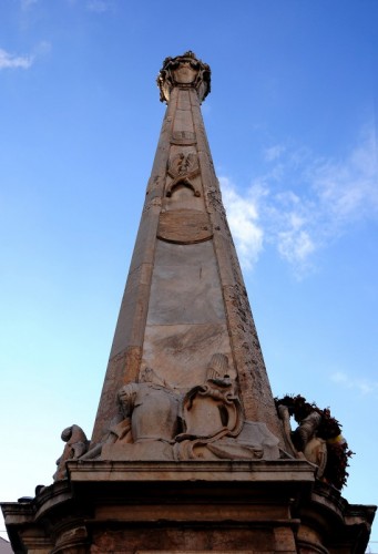 Bitonto - Un dettaglio dell'obelisco di Bitonto Bitonto - Un dettaglio dell'obelisco di Bitonto