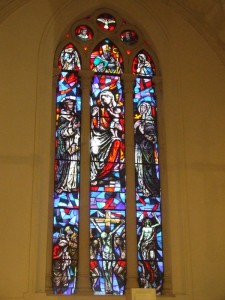 Vetrata dietro l’altare