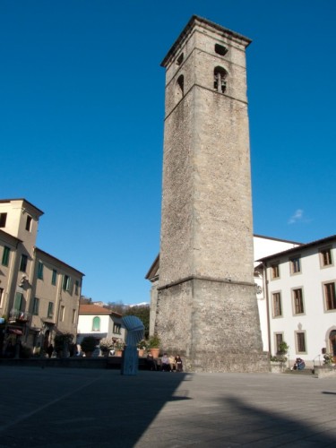 Castelnuovo di Garfagnana - Campanile in piazza