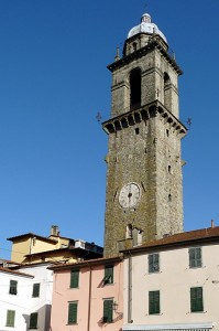 Campanone di Pontremoli da Piazza Duomo