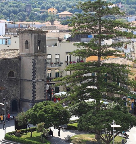 Aci Castello - Il campanile in piazza Aci Castello - Il campanile in piazza