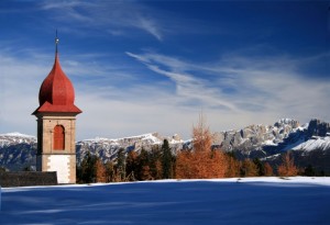 …spunta il campanile dal monte