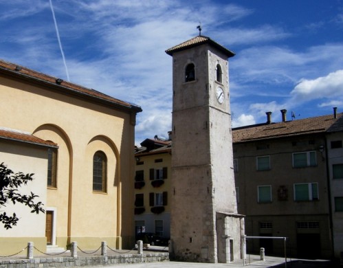 Tassullo - Campo giochi sotto il campanile Tassullo - Campo giochi sotto il campanile