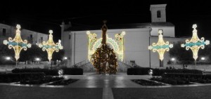 Piazza in b/n, Monumento e luminarie a colori per S. Pio