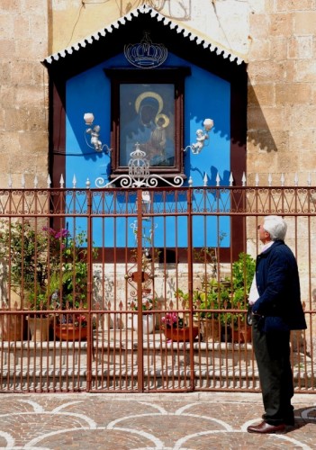 Manfredonia - Ai piedi del campanile della Cattedrale Manfredonia - Ai piedi del campanile della Cattedrale