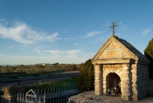 Oh tu che passi da questa strada…