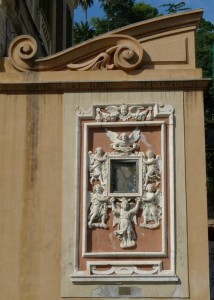 All’ingresso di Palazzo Rocca