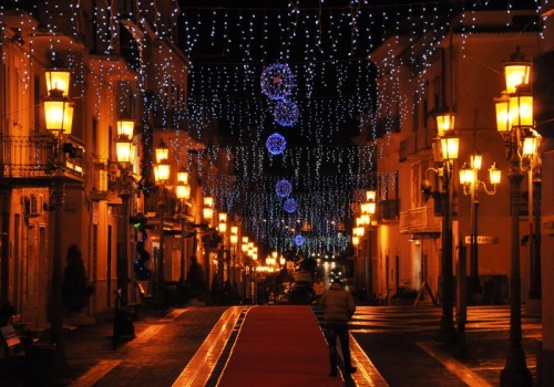San Giovanni Rotondo - Fili di luci e globi natalizi in Corso Umberto I