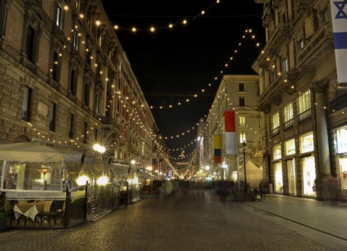 Milano - Via Dante tra bandiere e luci