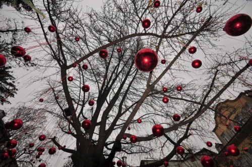 Bolzano - piovono palle rosse Bolzano - piovono palle rosse