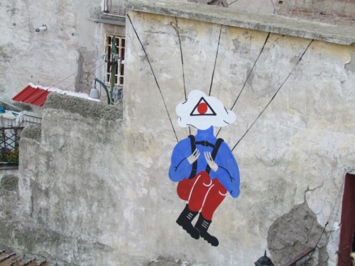 Napoli - Meglio indossare un paracadute...scendere all'Inferno e' pericoloso!
