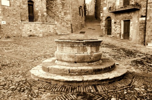 Castiglione d'Orcia - Il pozzo in Piazza Vecchietta