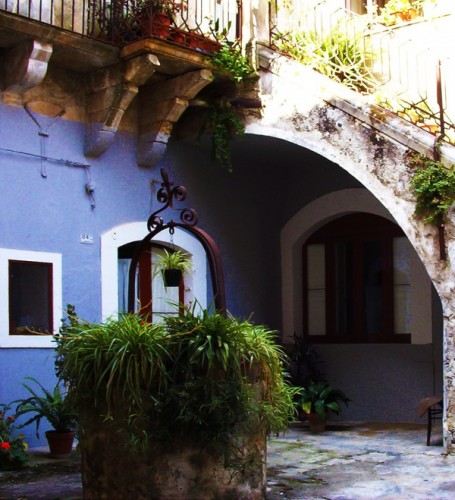Sortino - Pozzo nel cortile Sortino - Pozzo nel cortile