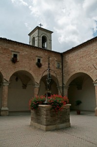 Nel chiostro della Basilica