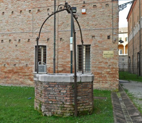Cesena - Il pozzo nel giardino del Chiostro di S.Francesco