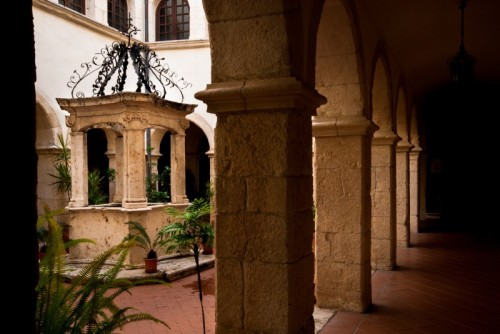 Cagliari - Pozzo del chiostro del Santuario di N.S. di Bonaria Cagliari - Pozzo del chiostro del Santuario di N.S. di Bonaria