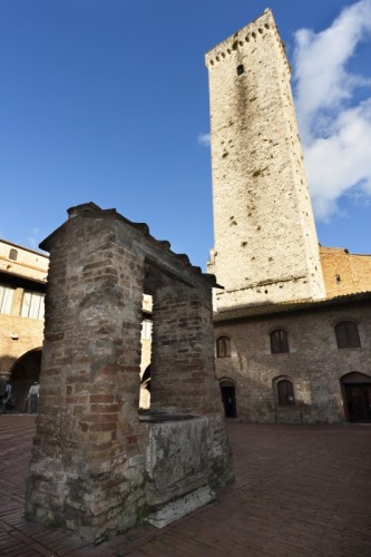 San Gimignano - Sotto la torre