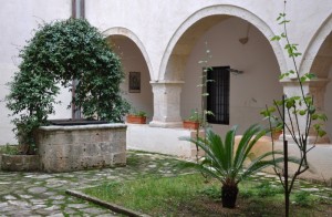Nel chiostro piccolo del Santuario di Maria SS.  di Stignano
