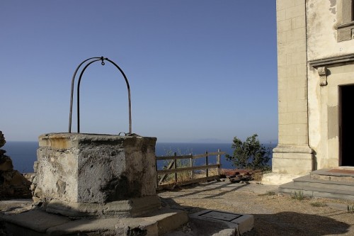 Capo d'Orlando - antico pozzo nel cortile della chesetta Capo d'Orlando - antico pozzo nel cortile della chesetta