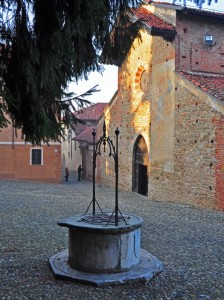 Davanti all’antica Chiesa