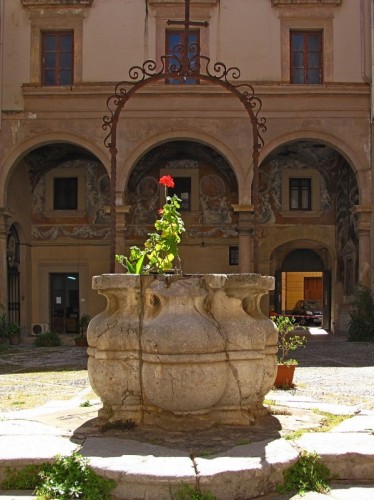 Palermo - il Pozzo del Cortile della Gancia Palermo - il Pozzo del Cortile della Gancia