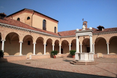 Teolo - Al centro del chiostro pensile Teolo - Al centro del chiostro pensile