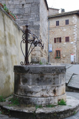 San Quirico d'Orcia - Pozzo della chiesa di Santa Maria Assunta San Quirico d'Orcia - Pozzo della chiesa di Santa Maria Assunta