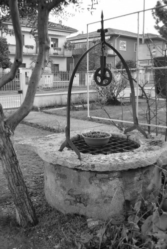 San Giovanni Lupatoto - Pozzo privato tutt'ora funzionante. San Giovanni Lupatoto - Pozzo privato tutt'ora funzionante.