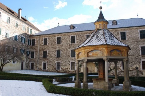 Varna - Pozzo nel cortile interno dell'abbazia di Novacella a Varna.