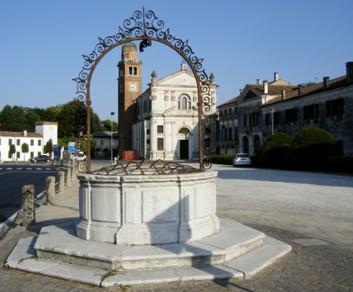 Bagnoli di Sopra - Pozzo in piazza