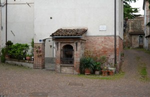 Appoggiato al muro in una giornata uggiosa