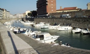 Passeggiata lungo uno dei Canali di Livorno