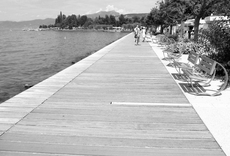 ''Passeggiando sul Lungolago'' - Bardolino