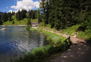 Il lungolago di Misurina passeggiando in estate