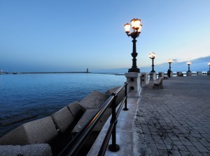 Il lungomare di Bari all’alba