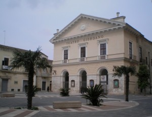 In piazza, dinanzi al teatro