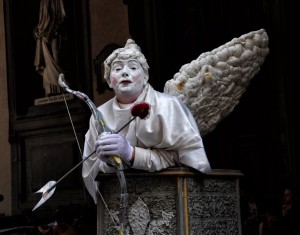Cupido “colpisce” i passanti a Firenze