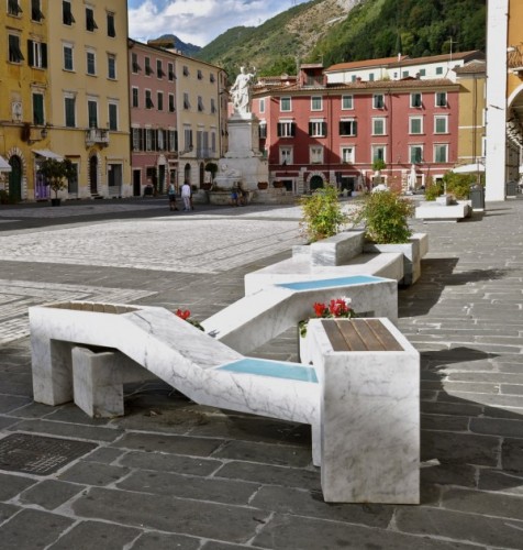 Carrara - Panchine e fiori Carrara - Panchine e fiori