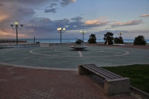 Ma come e’ grande questo mare da guardare soli..