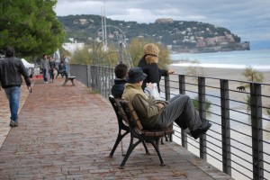 Panchina per due sul lungomare di Spotorno