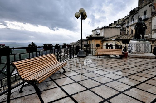 Sant'Agata di Puglia - Panchine bagnata in Piazza XX Settembre Sant'Agata di Puglia - Panchine bagnata in Piazza XX Settembre