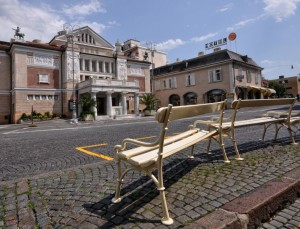 Panchine gialle in Piazza Teatro